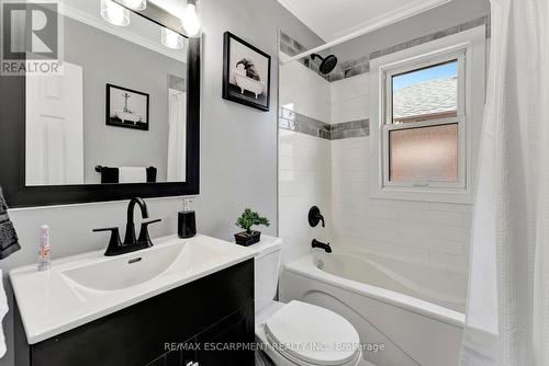 77 Inchlee Drive, Hamilton, ON - Indoor Photo Showing Bathroom