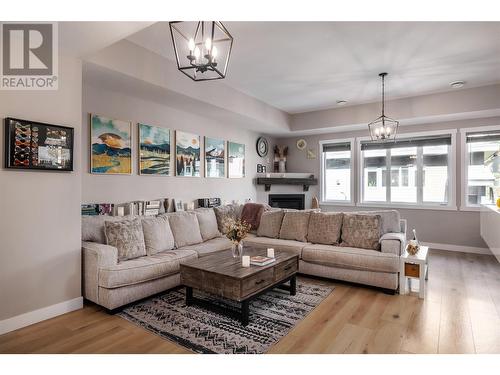 2893 Robinson Road Unit# 13, Lake Country, BC - Indoor Photo Showing Living Room