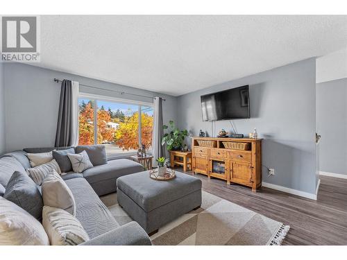 3356 Mcmillan Road, West Kelowna, BC - Indoor Photo Showing Living Room