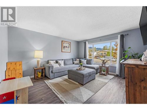 3356 Mcmillan Road, West Kelowna, BC - Indoor Photo Showing Living Room