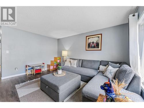 3356 Mcmillan Road, West Kelowna, BC - Indoor Photo Showing Living Room