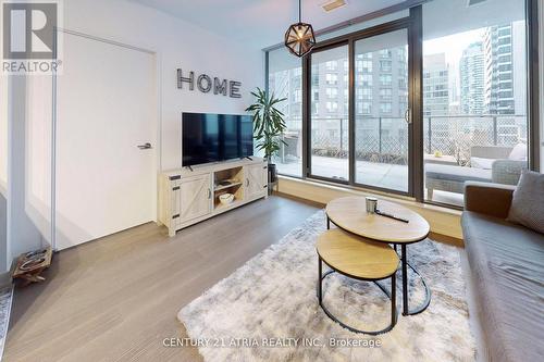 612 - 11 Wellesley Street W, Toronto, ON - Indoor Photo Showing Living Room