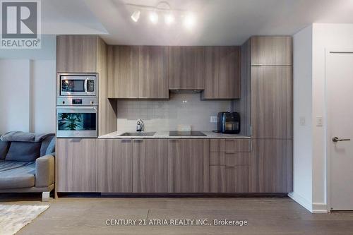 612 - 11 Wellesley Street W, Toronto, ON - Indoor Photo Showing Kitchen