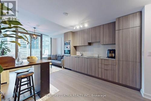 612 - 11 Wellesley Street W, Toronto, ON - Indoor Photo Showing Kitchen