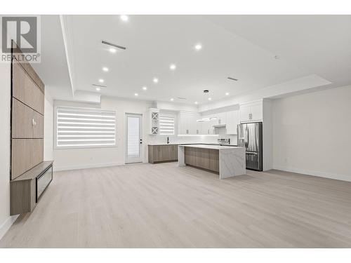 954 Fuller Avenue, Kelowna, BC - Indoor Photo Showing Kitchen