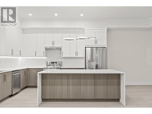 954 Fuller Avenue, Kelowna, BC - Indoor Photo Showing Kitchen