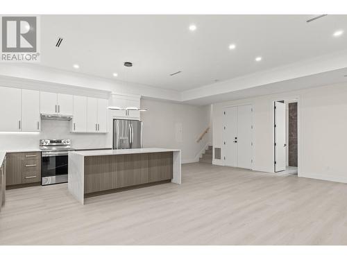 954 Fuller Avenue, Kelowna, BC - Indoor Photo Showing Kitchen