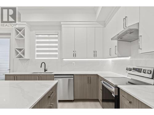 954 Fuller Avenue, Kelowna, BC - Indoor Photo Showing Kitchen With Stainless Steel Kitchen With Double Sink With Upgraded Kitchen