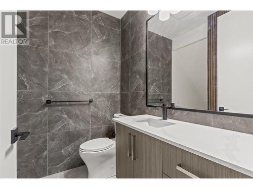 954 Fuller Avenue, Kelowna, BC - Indoor Photo Showing Bathroom