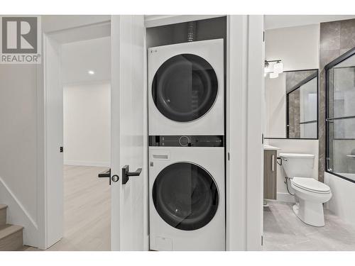 954 Fuller Avenue, Kelowna, BC - Indoor Photo Showing Laundry Room