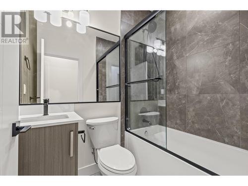 954 Fuller Avenue, Kelowna, BC - Indoor Photo Showing Bathroom