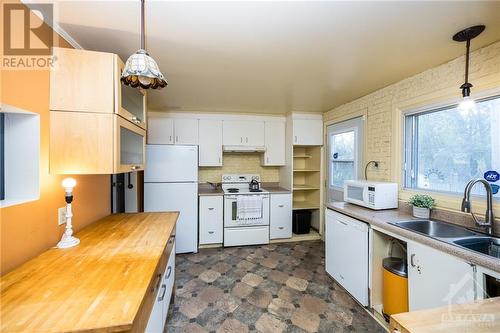 20 Sandridge Road, Ottawa, ON - Indoor Photo Showing Kitchen With Double Sink