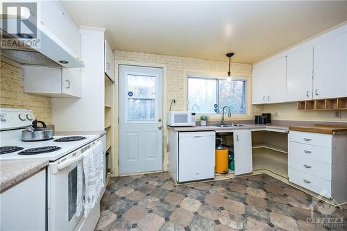 20 Sandridge Road, Ottawa, ON - Indoor Photo Showing Kitchen With Double Sink