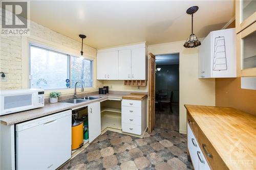 20 Sandridge Road, Ottawa, ON - Indoor Photo Showing Kitchen With Double Sink