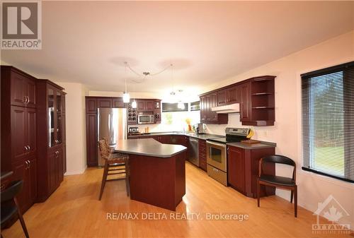 3888 Schnupp Road, Clarence-Rockland, ON - Indoor Photo Showing Kitchen