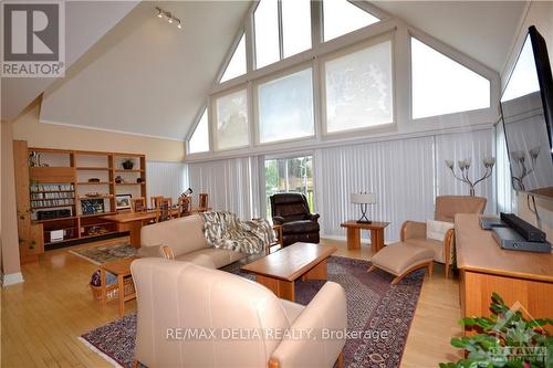 3888 Schnupp Road, Clarence-Rockland, ON - Indoor Photo Showing Living Room