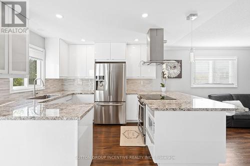 31 Moore Place, Barrie, ON - Indoor Photo Showing Kitchen With Upgraded Kitchen