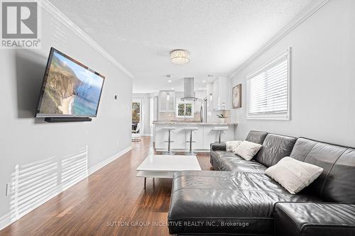 31 Moore Place, Barrie, ON - Indoor Photo Showing Living Room