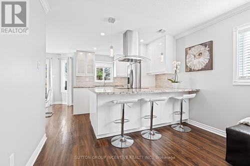 31 Moore Place, Barrie, ON - Indoor Photo Showing Kitchen With Upgraded Kitchen