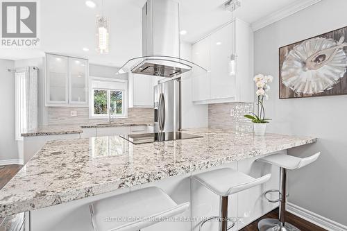 31 Moore Place, Barrie, ON - Indoor Photo Showing Kitchen With Upgraded Kitchen