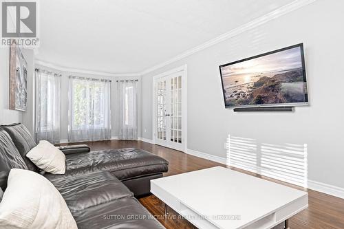 31 Moore Place, Barrie, ON - Indoor Photo Showing Living Room