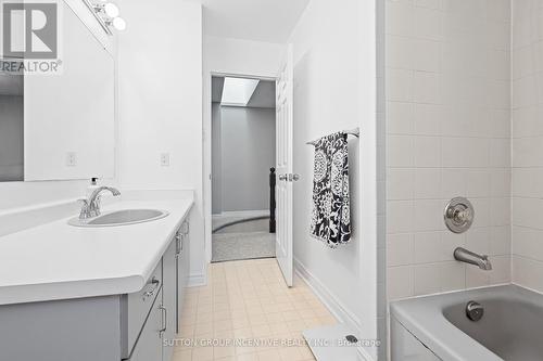 31 Moore Place, Barrie, ON - Indoor Photo Showing Bathroom