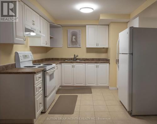 31 Moore Place, Barrie, ON - Indoor Photo Showing Kitchen