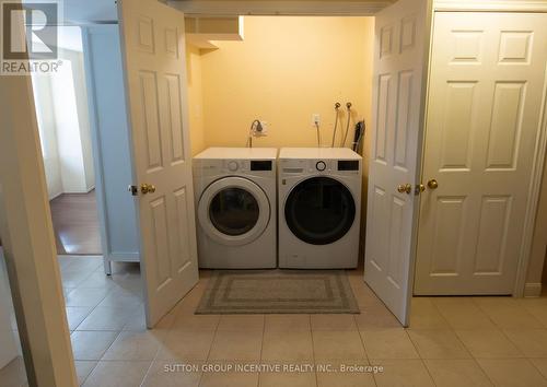 31 Moore Place, Barrie, ON - Indoor Photo Showing Laundry Room