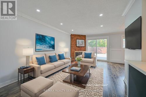 70 Crenshaw Court, Brampton, ON - Indoor Photo Showing Living Room