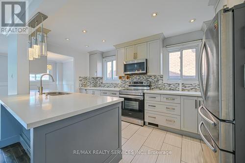 70 Crenshaw Court, Brampton, ON - Indoor Photo Showing Kitchen With Stainless Steel Kitchen With Double Sink With Upgraded Kitchen