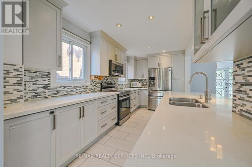 70 Crenshaw Court, Brampton, ON - Indoor Photo Showing Kitchen With Stainless Steel Kitchen With Double Sink With Upgraded Kitchen