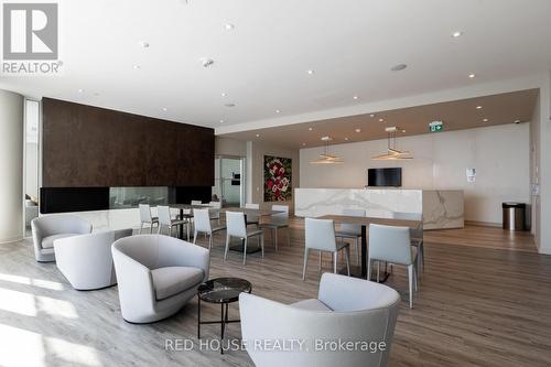 705 - 3900 Confederation Parkway, Mississauga, ON - Indoor Photo Showing Living Room