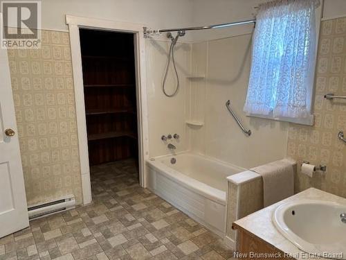 48 Arnold Street, Sussex, NB - Indoor Photo Showing Bathroom