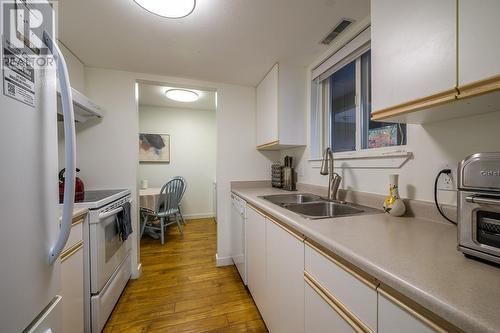 1185 Hugh Allan Drive Unit# 110, Kamloops, BC - Indoor Photo Showing Kitchen With Double Sink