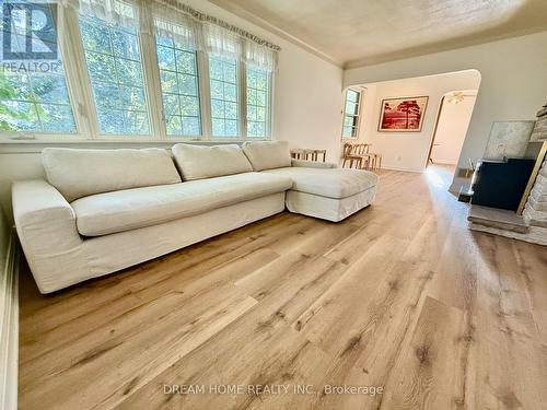 32 Davidson Drive, Vaughan, ON - Indoor Photo Showing Living Room