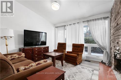 935 Goren Avenue, Ottawa, ON - Indoor Photo Showing Living Room