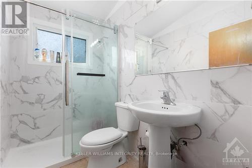 935 Goren Avenue, Ottawa, ON - Indoor Photo Showing Bathroom