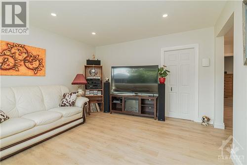 343 Harry Street, Renfrew, ON - Indoor Photo Showing Living Room