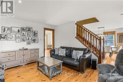 20122 Beaupre Road, South Glengarry, ON - Indoor Photo Showing Living Room