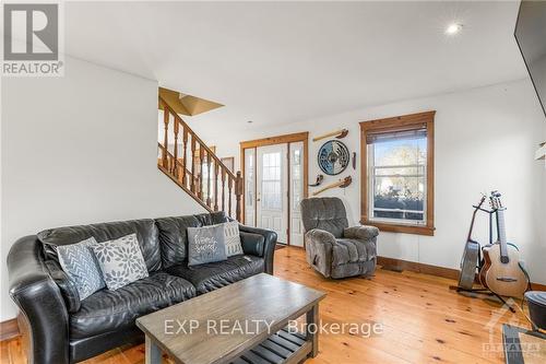 20122 Beaupre Road, South Glengarry, ON - Indoor Photo Showing Living Room