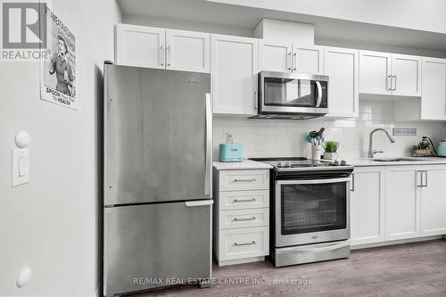 414 - 35 Kingsbury Square, Guelph, ON - Indoor Photo Showing Kitchen With Upgraded Kitchen