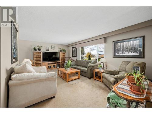 3641 Weston Road, Kelowna, BC - Indoor Photo Showing Living Room