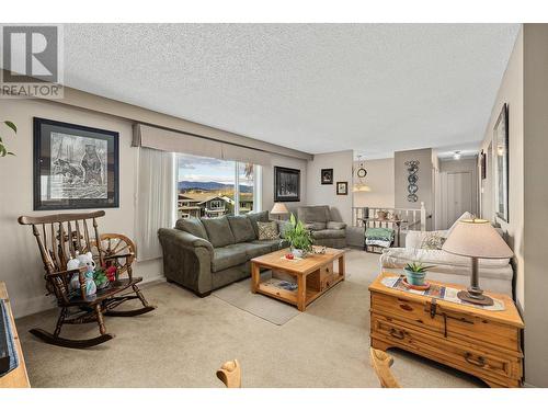 3641 Weston Road, Kelowna, BC - Indoor Photo Showing Living Room