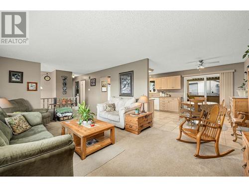 3641 Weston Road, Kelowna, BC - Indoor Photo Showing Living Room