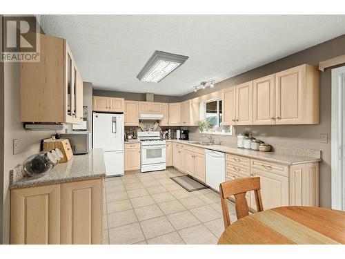 3641 Weston Road, Kelowna, BC - Indoor Photo Showing Kitchen