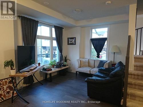 7 Hughes Lane, New Tecumseth, ON - Indoor Photo Showing Living Room