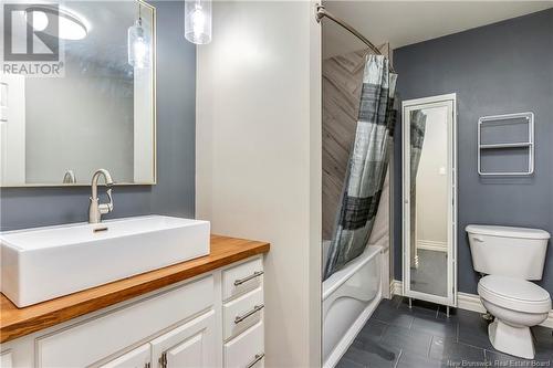 733 Chartersville, Dieppe, NB - Indoor Photo Showing Bathroom