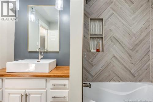 733 Chartersville, Dieppe, NB - Indoor Photo Showing Bathroom