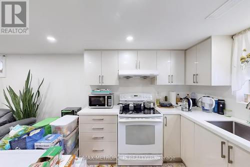 Bsmt - 8 Lawrence Crescent, Brampton, ON - Indoor Photo Showing Kitchen