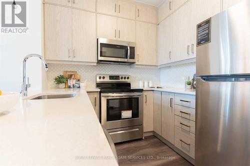 418 - 95 Dundas Street W, Oakville, ON - Indoor Photo Showing Kitchen With Stainless Steel Kitchen With Upgraded Kitchen